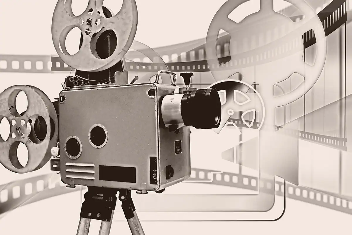 Ilustrație cu un proiector vechi de film și role de peliculă pe trepied