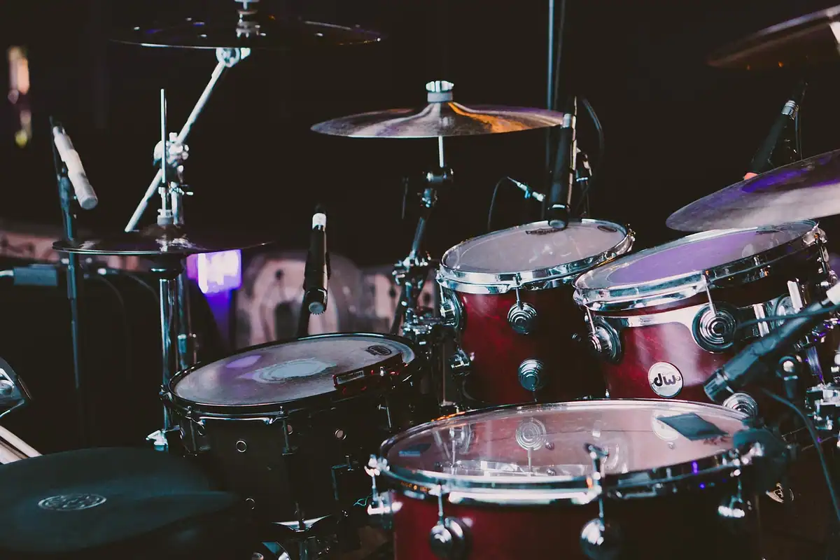 Tobe roșii și cinele ale unei baterii, pregătite pe scena unui concert